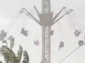 Terror en las alturas en la Feria de Verano: atrapados en las sillas voladoras
