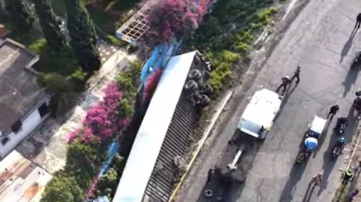 Tráiler cargado con más de 10 toneladas de rollos de papel bond vuelca en la México-Texcoco