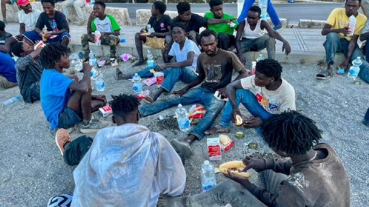 Miles de migrantes que aún están en Ceuta viven en las calles y de la caridad