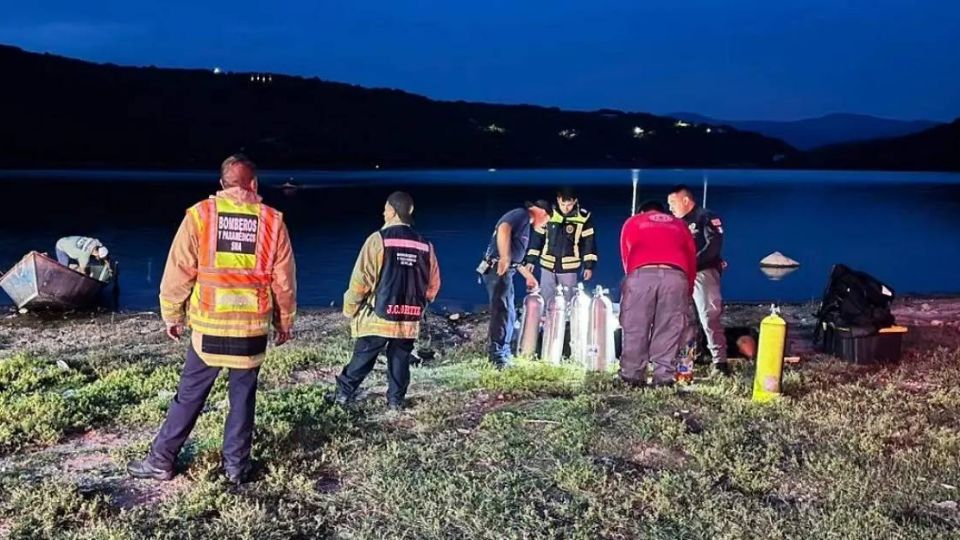 Luego de varias horas buzos de rescate hallaron los cuerpos.
