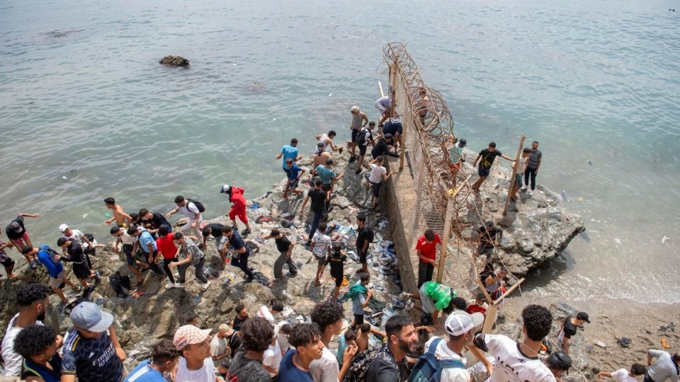 Migrantes en Ceuta, en foto de archivo