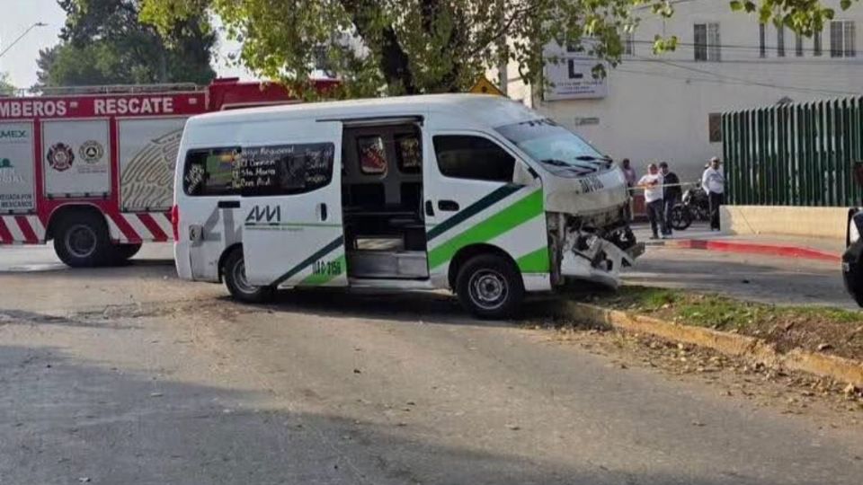 El percance provocó el cierre total de la vialidad por aproximadamente dos horas y media para permitir el uso de una grúa que levantó la unidad bajo la cual quedó la víctima.