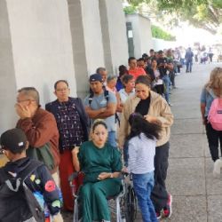Largas filas en el ISSTE para entrega de análisis clínicos