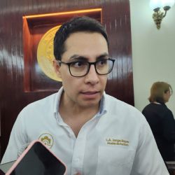 Tras video viral de joven tapando baches, alcalde de Pachuca acusa oportunismo electoral