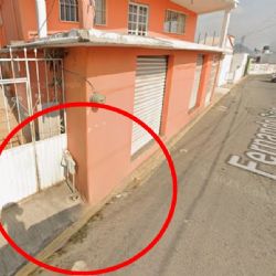 Dos casas en Pachuquilla amplían su terreno tapando la banqueta; peatones en riesgo