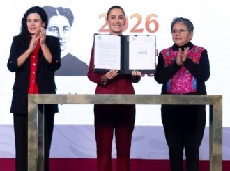 Sheinbaum firma decreto para acotar reserva de información; paso positivo, considera experto