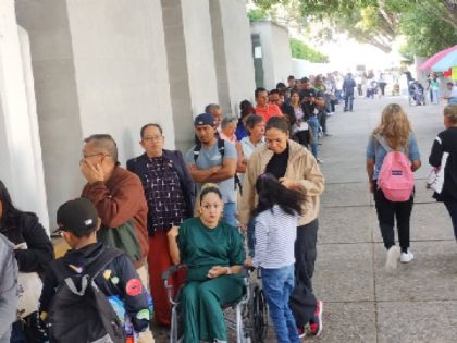 Largas filas en el ISSTE para entrega de análisis clínicos