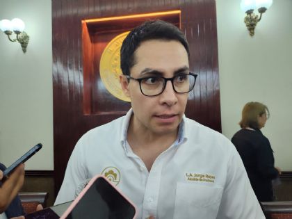 Tras video viral de joven tapando baches, alcalde acusa oportunismo electoral