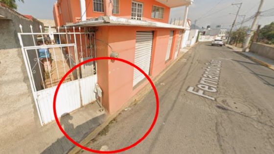 Casas en Pachuquilla amplían su terreno tapando la banqueta; peatones en riesgo