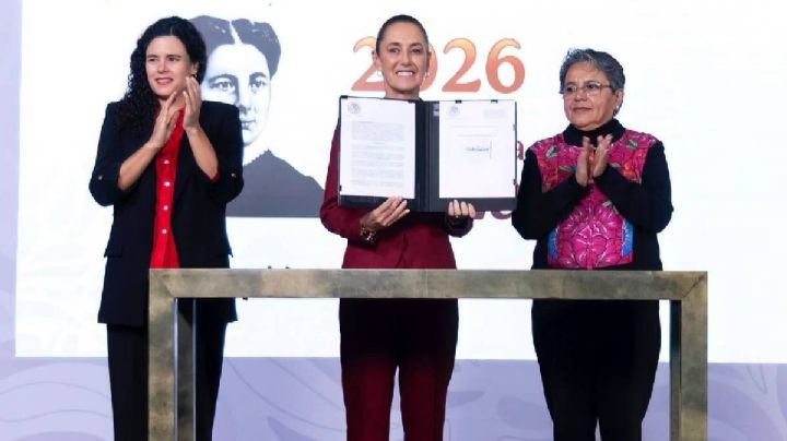 Sheinbaum firma decreto para acotar reserva de información; paso positivo, considera experto