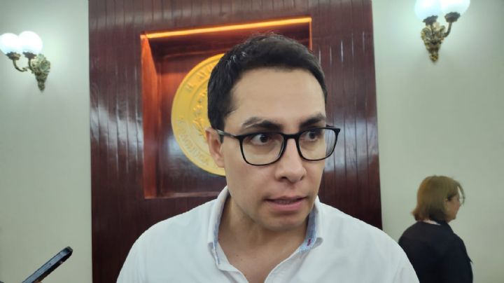 Tras video viral de joven tapando baches, alcalde de Pachuca acusa oportunismo electoral