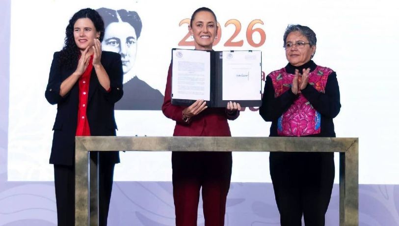Sheinbaum firma decreto para acotar reserva de información; paso positivo, considera experto