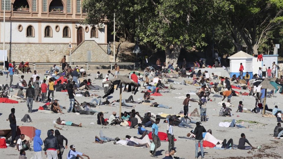 Migrantes permanecen en Ceuta